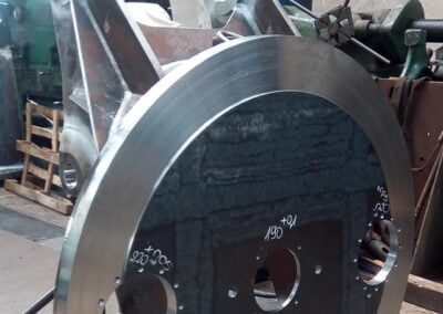 Obróbka elementów dźwigów statków